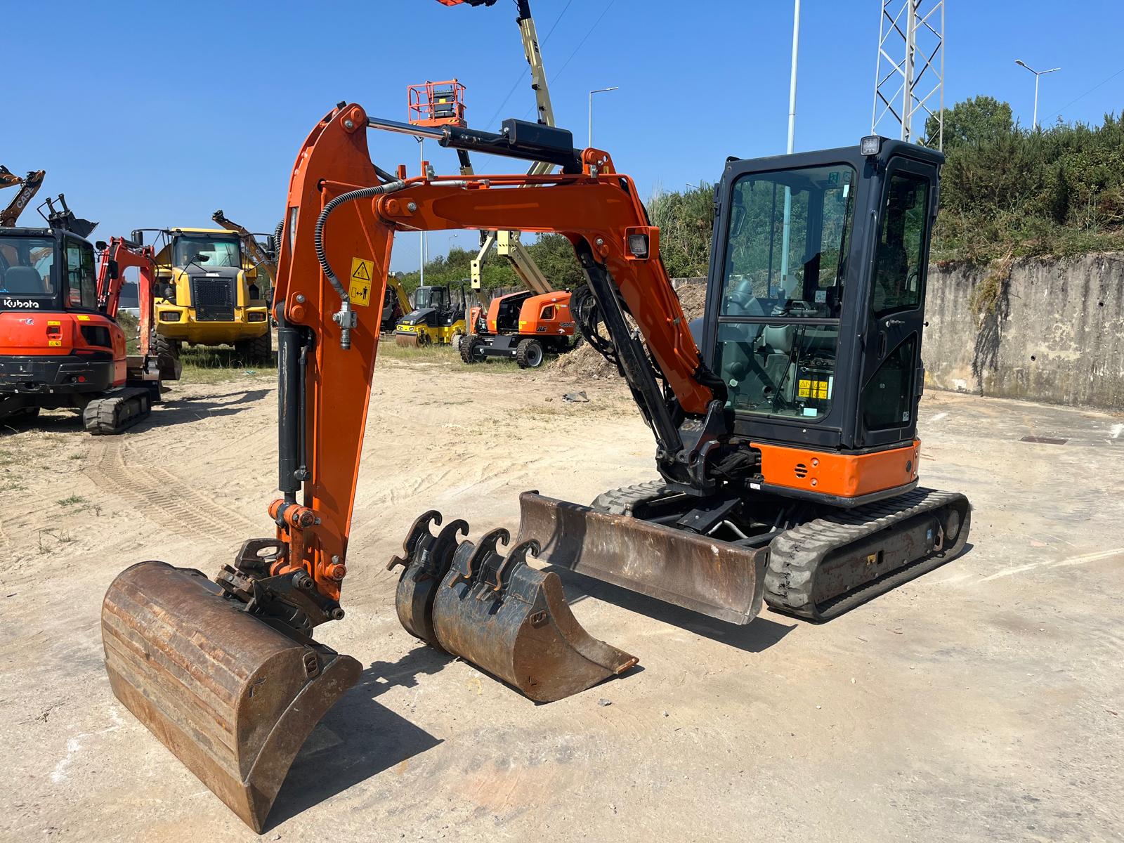 Mini Escavadora HITACHI ZX33U-6 (…961)