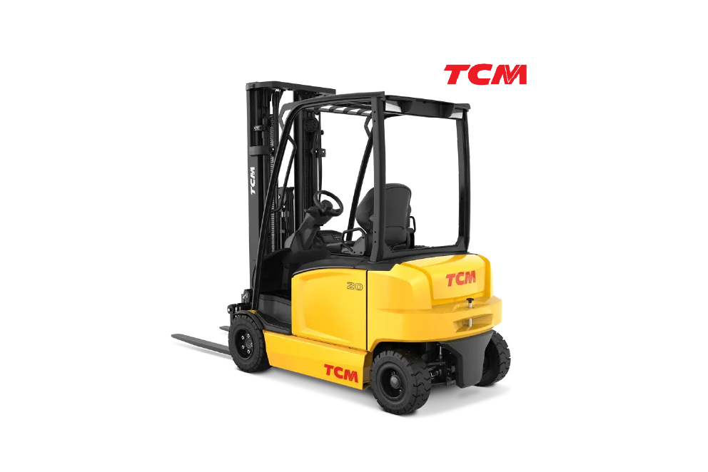Empilhador elétrico TCM em operação, projetado para manuseio preciso de cargas em ambientes logísticos e industriais com restrições de emissão e ruído.