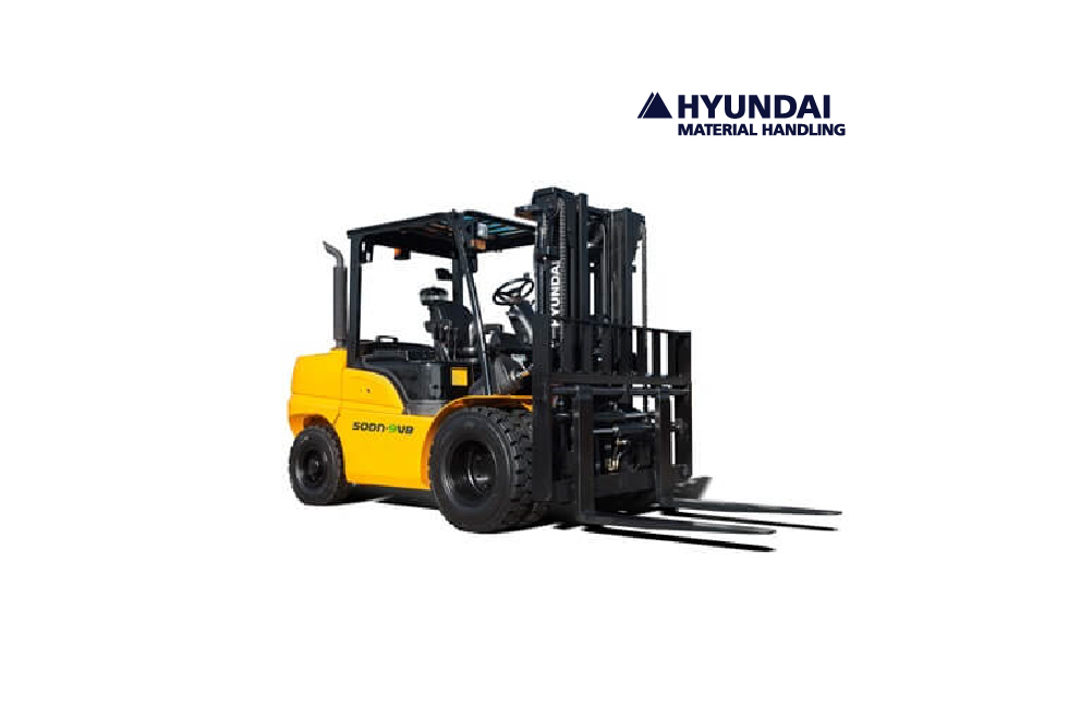 Empilhador diesel Hyundai a operar em ambiente industrial, ideal para movimentação de cargas pesadas em logística, construção e armazéns.