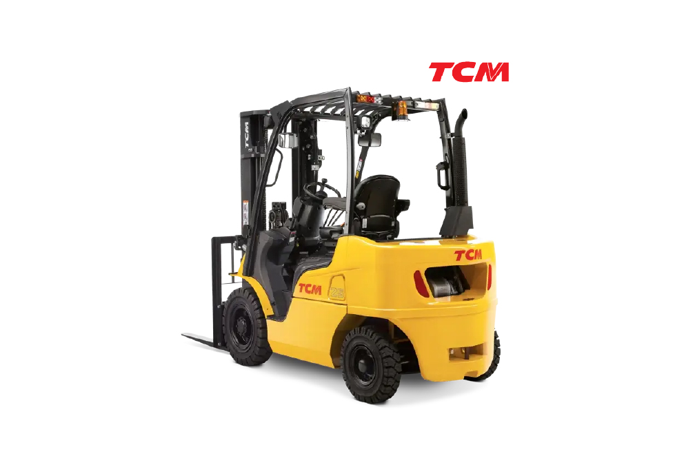 Empilhador diesel TCM em operação, ideal para movimentação de cargas pesadas em ambientes industriais exigentes.