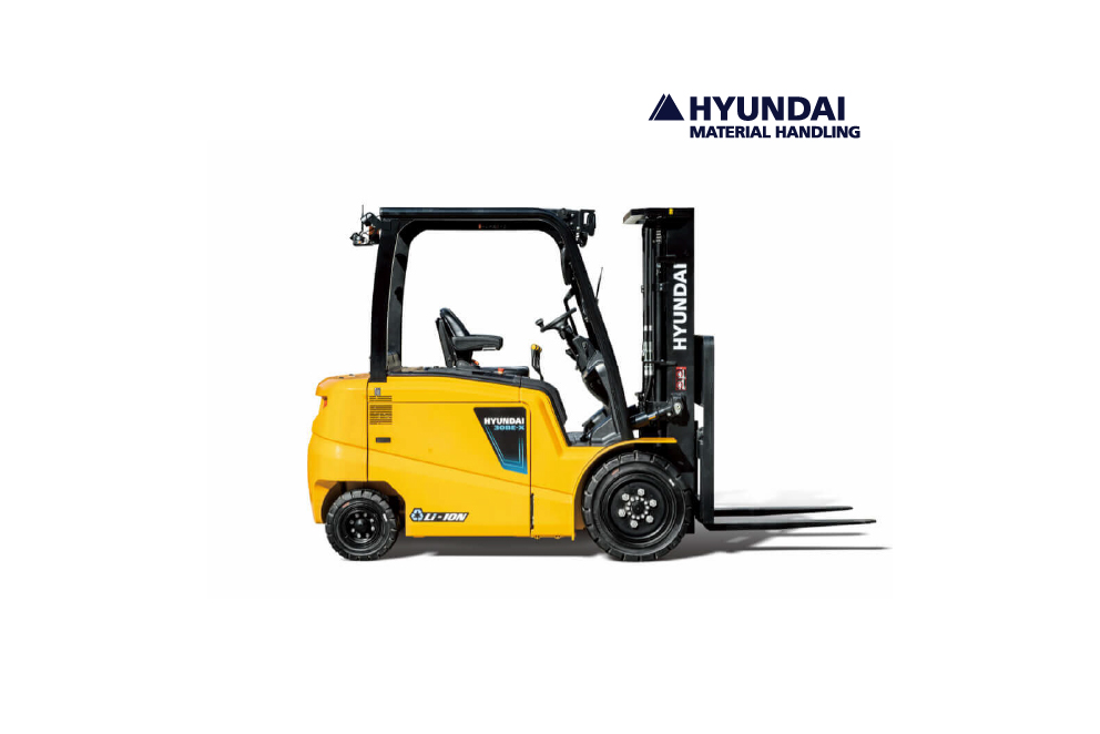 Empilhador elétrico Hyundai em operação num armazém, ideal para movimentação de cargas com zero emissões e baixo ruído.
