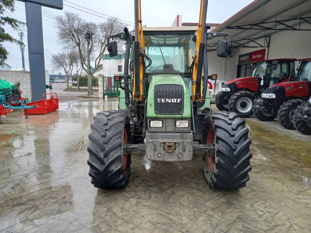 Vista frontal do Fendt FARMER 307CA, destacando o seu design robusto e a configuração do motor, ideal para operações agrícolas exigentes.