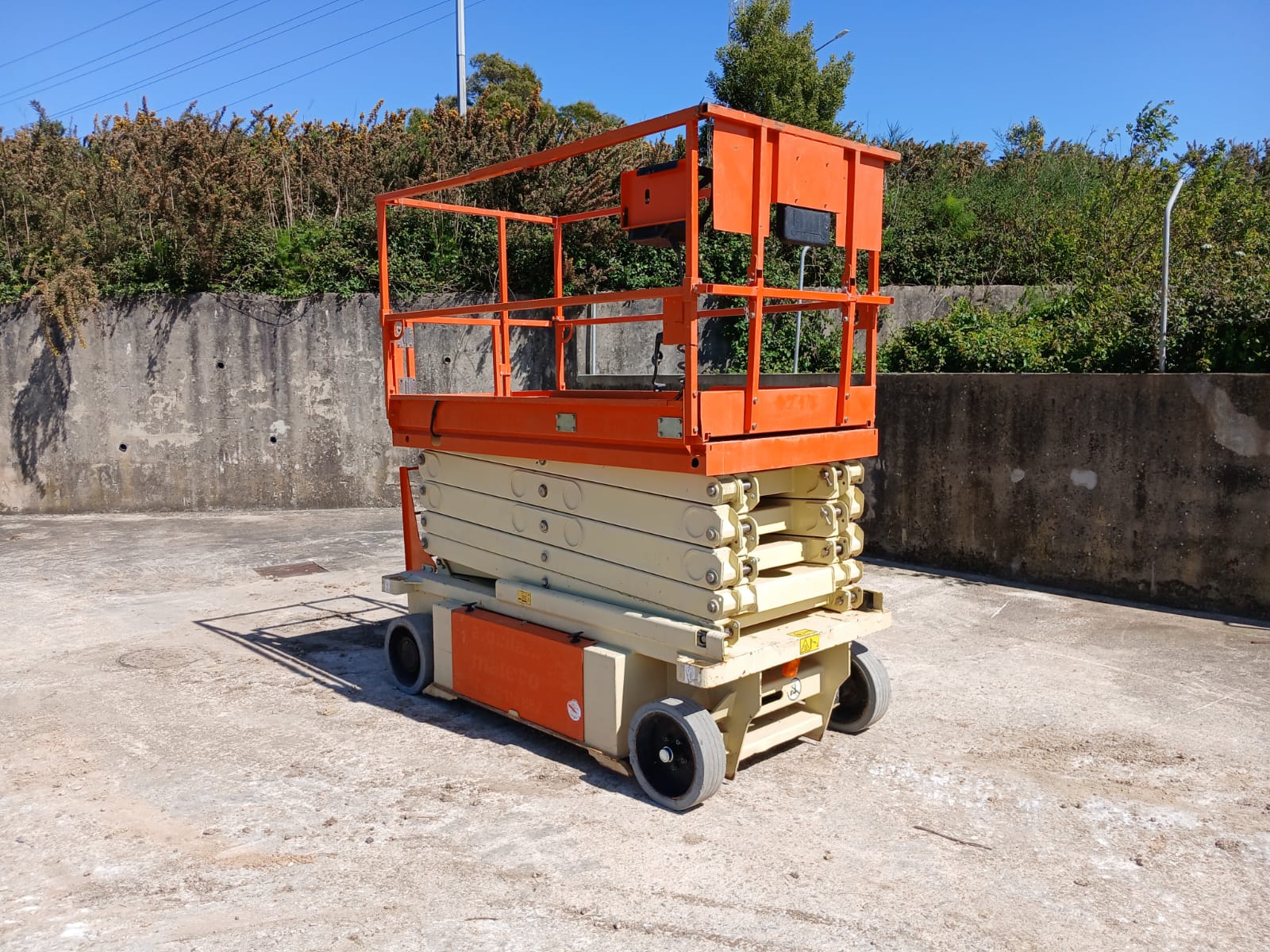 Plataforma Elevatória Tesoura Elétrica – JLG 10RS