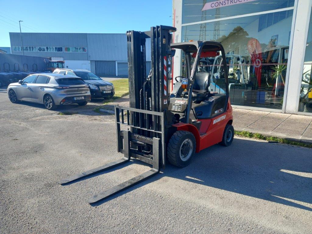 Vista frontal do Manitou MI 25D S2E3, com uma estrutura sólida e pneus preparados para ambientes industriais exigentes.