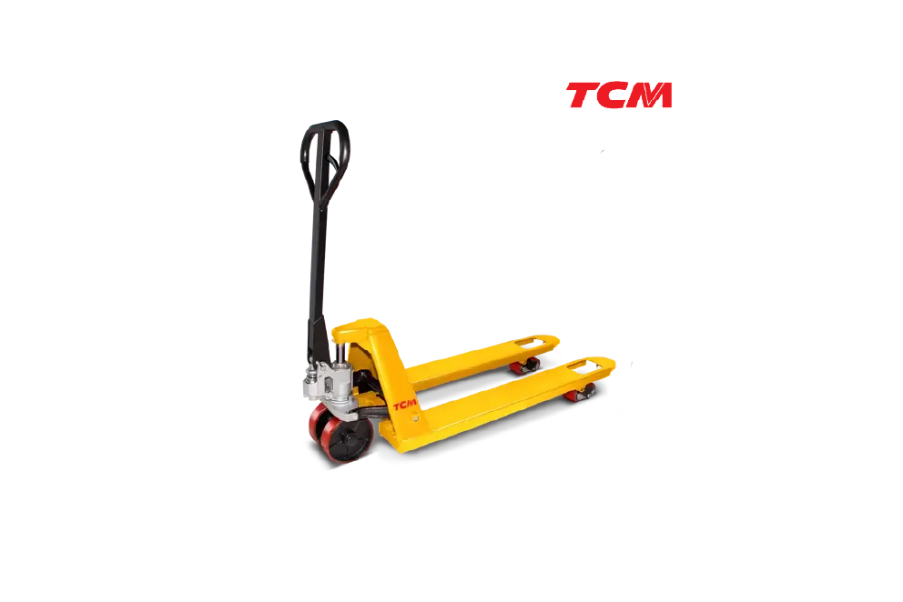 Porta-paletes manual TCM em operação, ideal para movimentação eficiente de paletes em ambientes industriais.
