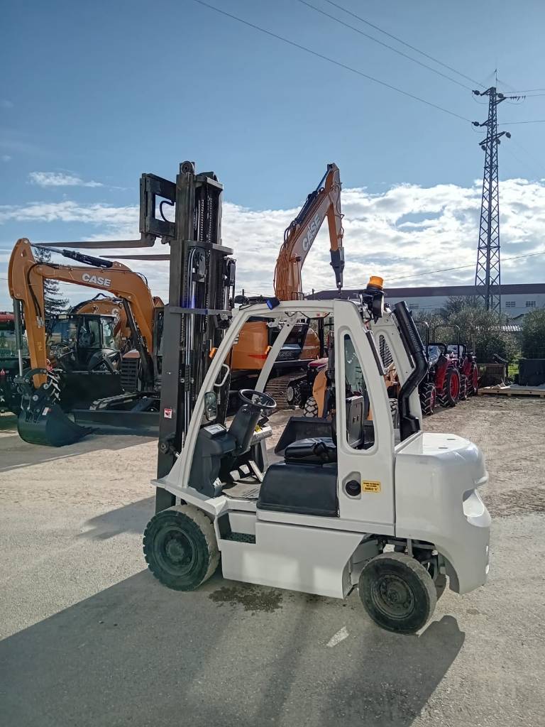 Vista lateral esquerda do UniCarriers DX 25, destacando a sua estrutura robusta e os garfos de carga, prontos para operações de movimentação de materiais pesados.