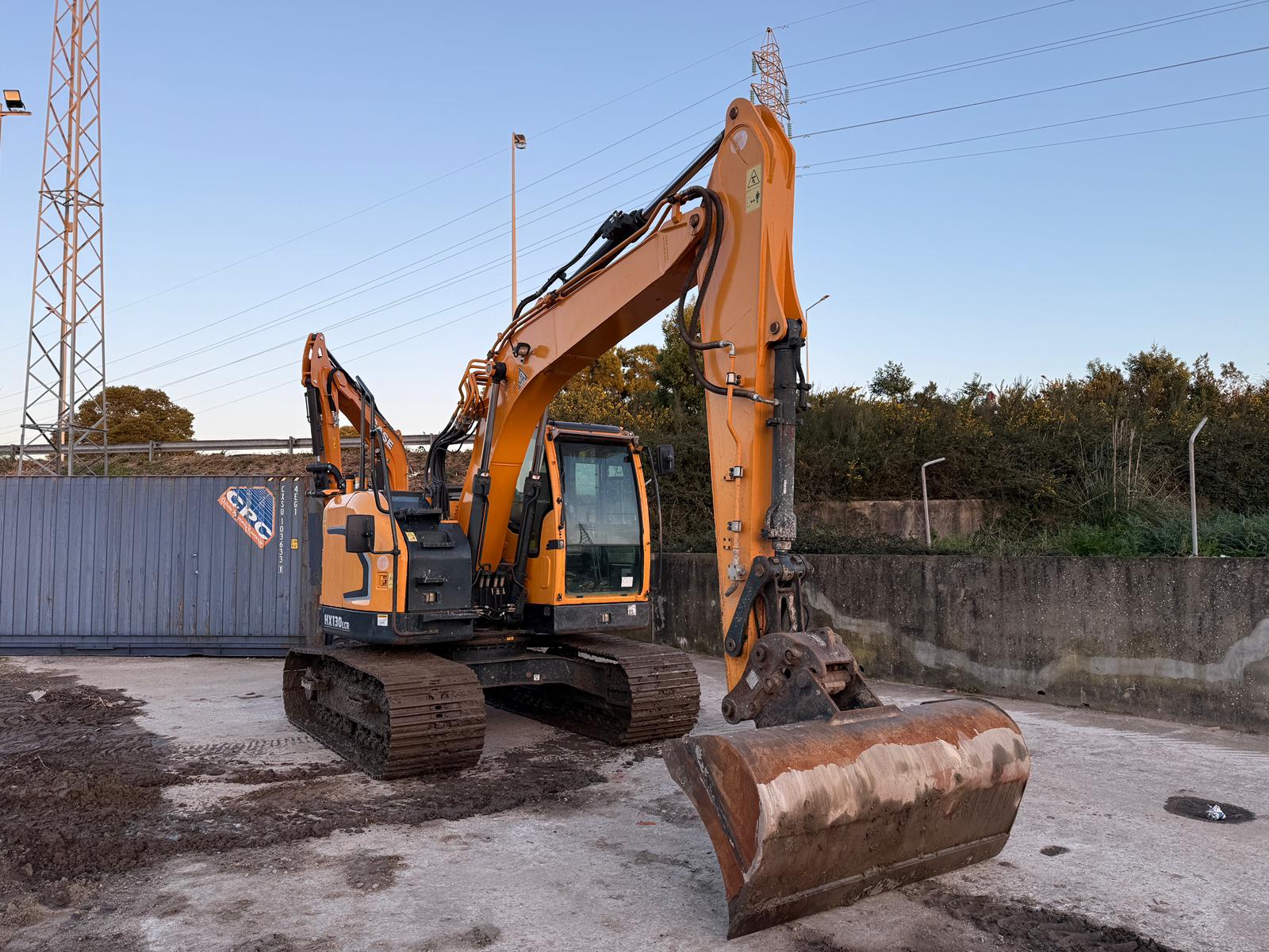 Escavadora de Rastos – HYUNDAI HX130 LCR (…281)